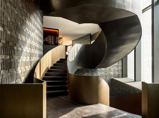 镛舍公寓式酒店旋转楼梯