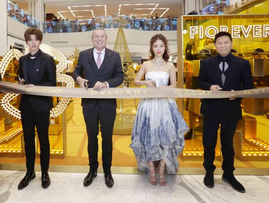 （从左至右）蔡徐坤、宝格丽首席执行官Jean-Christophe Babin、林心如、北京SKP总经理罗志伟共同揭幕Fiorever咏绽为主题的限时精品店