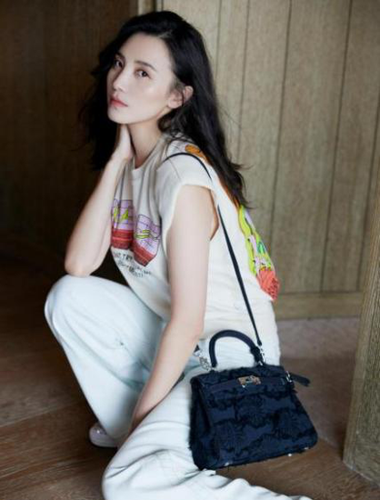 演员宋佳上身演绎EMOTIONAL WORLD SHOULDER BAG BLACK NAVY SIZE 25