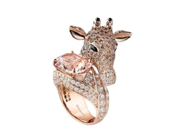 Giraffe戒指镶嵌一颗椭圆形切割摩根石，铺镶白色及香槟色钻石、缟玛瑙及棕色石英，玫瑰金材质