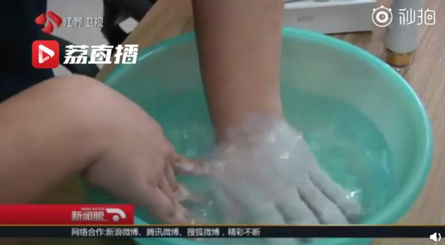 扬州台记者试用“一洗白” 表示比较难清洗掉 （图片来源：@江苏新闻 官方微博视频截图）