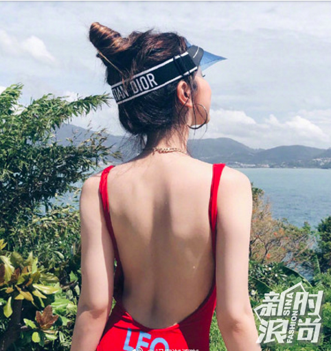 邓紫棋美背