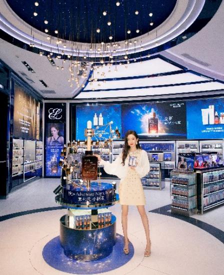 　　雅诗兰黛全球代言人杨幂在三亚国际免税城旗舰店展示鎏金小棕瓶两支装


