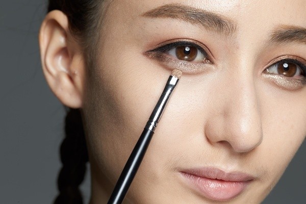 林允倪妮都弃了卧蚕妆转身粉上下眼妆