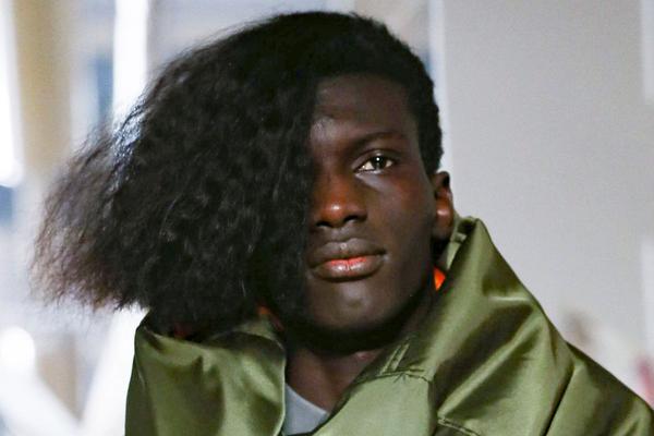 martine rose秀场模特一边倒发型清奇吸睛