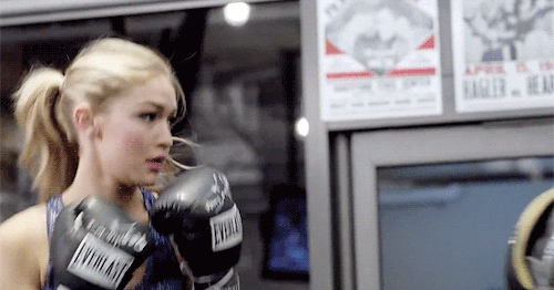 (gigi hadid) 也有靠运动维持身材哦,她采用的办法就是:拳击