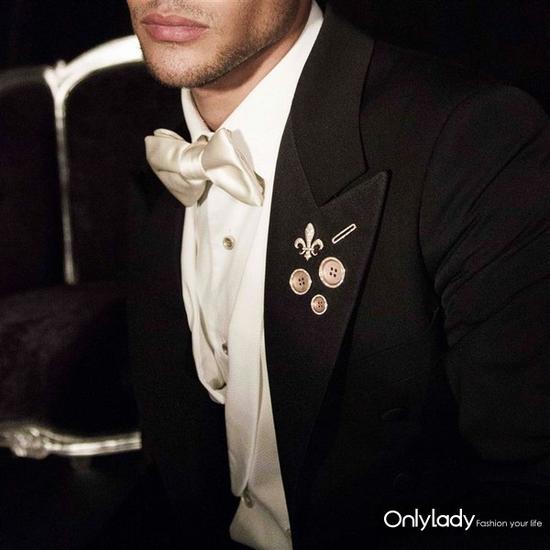 一枚胸针让男人变得更妖美