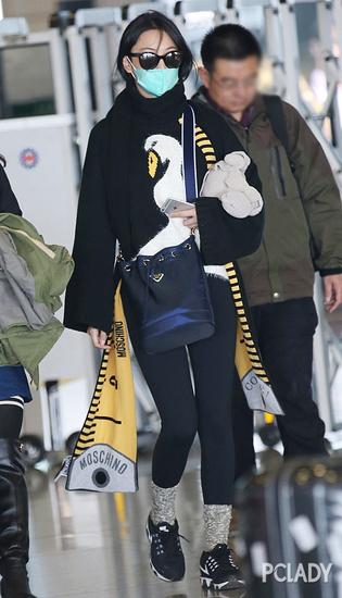 张馨予佩戴moschino皮尺图案围巾街拍