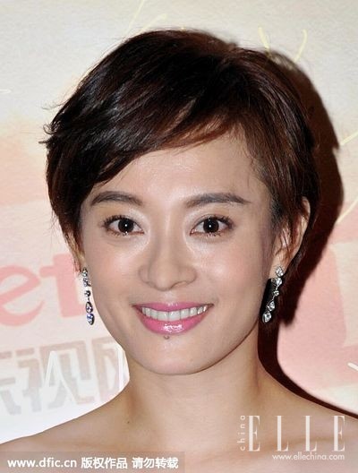 她们都剪了极短发 好看就是有点凉