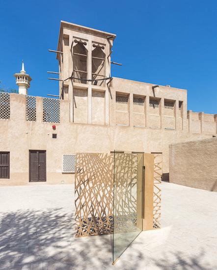 双重门由木头和玻璃组成