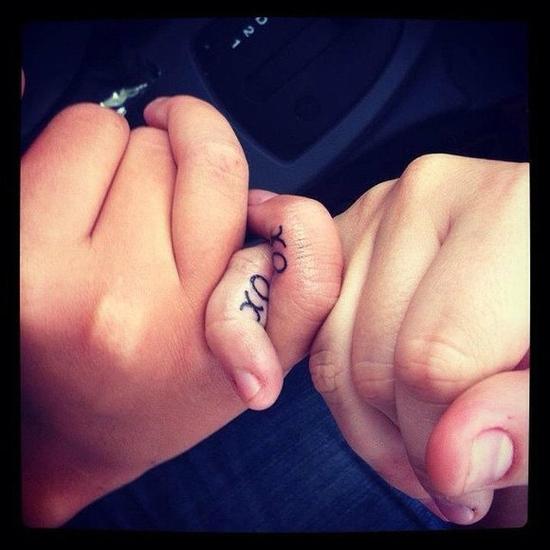 迷你潮流刺青 炫耀个性的二人甜蜜