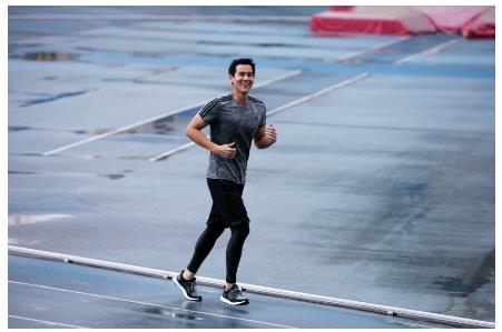 图:彭于晏享受跑步带来的快乐愿望是冰岛骑行拍完《破风》后,单车成为