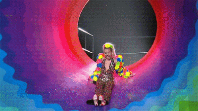 麦莉亮片装亮相