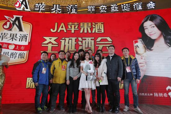 12月11日,由ja苹果酒联手时下大受年轻人追捧的uber,定制的"苹果马车"