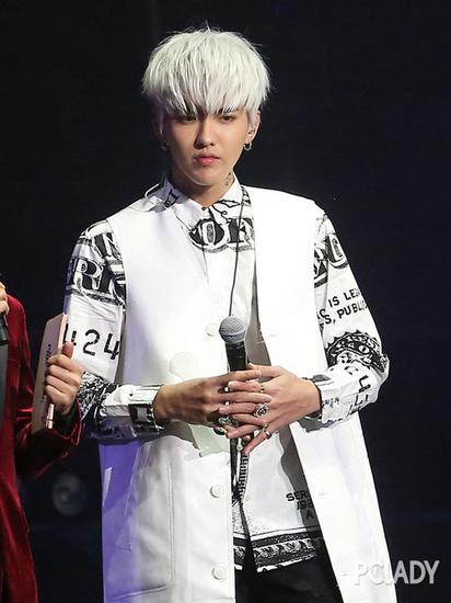 吴亦凡穿白色无袖西服亮相