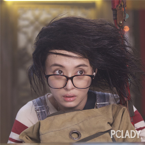 一头乱发仿若是被狂风扫过