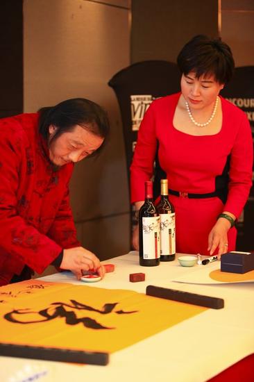 还有两件特殊的礼物,天塞庄主陈立忠女士为6年来支持酒庄成长的新老