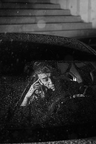 董子健雨中沉思