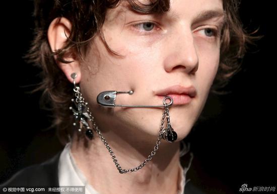 alexander mcqueen 2016秋冬男装秀场上,男模们脸上都别着一个大别针