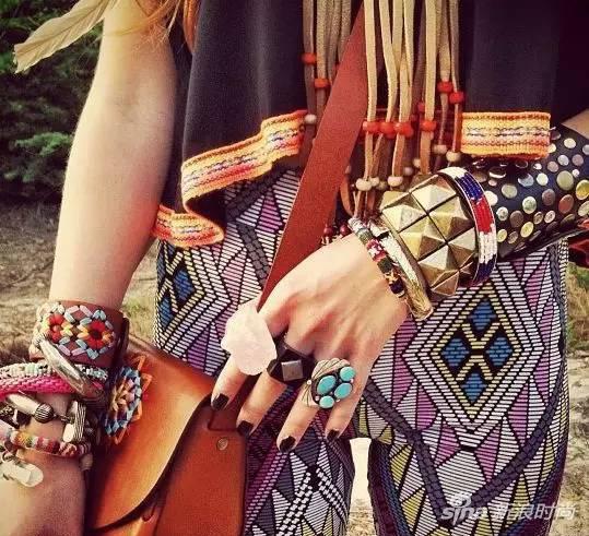 金小妹炫富戴满手镯