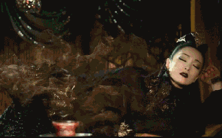 巩俐饰演妖皇，霸气十足