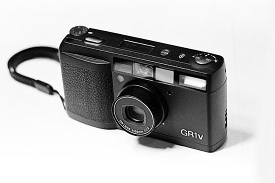 理光gr系列发展大致可分为三个阶段:第一阶段为胶片阶段,包括gr1/gr1s