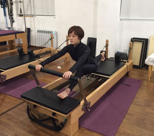 人家的魔鬼身材可不是一朝一夕练成的,滑雪,潜水,拳击,高尔夫,普拉提