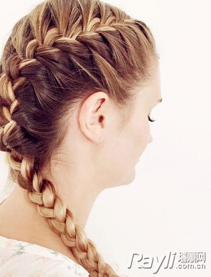 反手蝎子辫的编织技巧:先学会基本蝎子辫