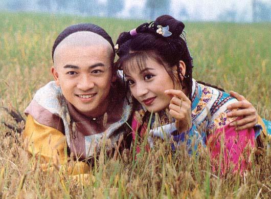 赵薇和苏友朋[减龄神器——背带裤]你还记得那年《还珠格格》里的小