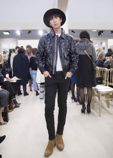 韩火火亮相香奈儿大秀时髦利落活力十足