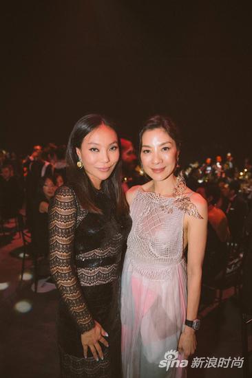 这次万宝宝的黑色蕾丝礼服选自好友张卉山的同名品牌huishan zhang