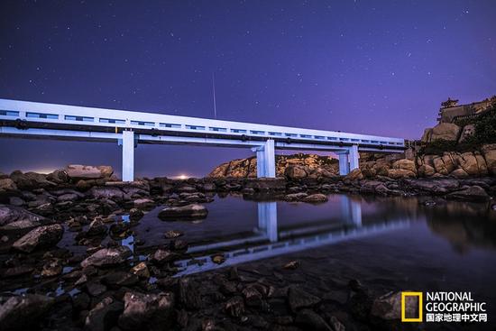 石澳的情人桥,摄影师慕名而去,正好拍到狮子座流星雨其中的一颗火流星