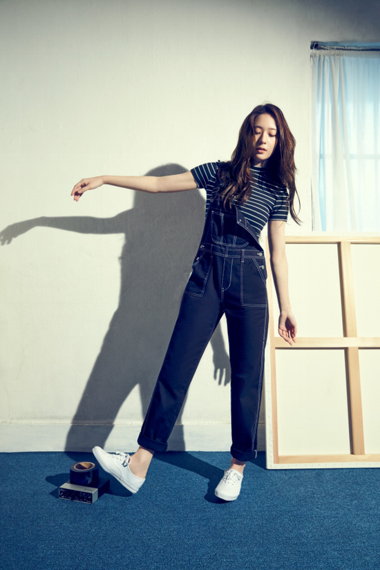 com/)krystal郑秀晶携手百年经典鞋款champion,都市时尚鞋款triple,及