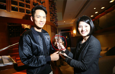 快看 你们的老公跟女星合影都用"绅士手"|细节|绅