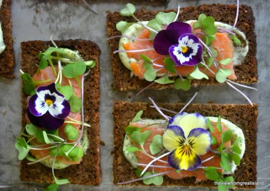 鲜花烟熏三文鱼开放式三明治