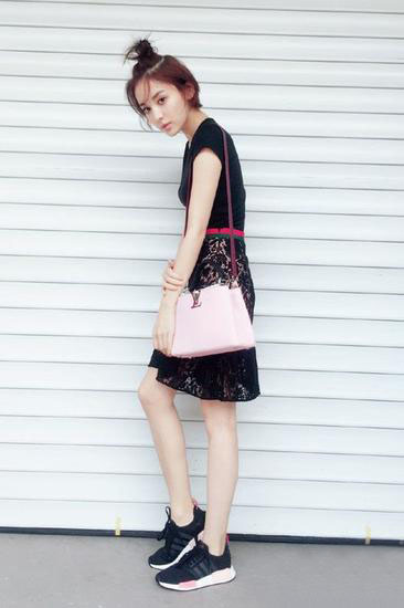 女明星示范小白鞋穿法