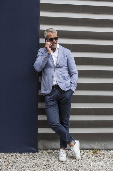 浅蓝色西装 小白鞋