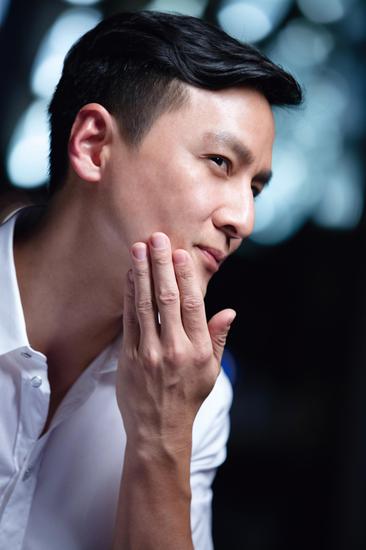 集好身材与高颜值于一体的吴彦祖,是每个人心中的不老男神,不管何时