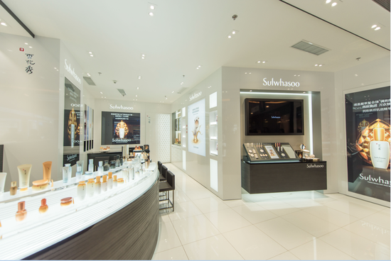 中兴-沈阳商业大厦雪花秀柜台全景