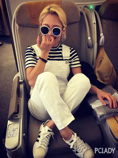 孝渊穿破洞牛仔裤身上有亮色才是孝渊的穿衣风格,粉色西装外套亮眼