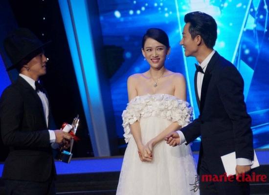 在一旁的陈乔恩也忍不住对黄轩放电.