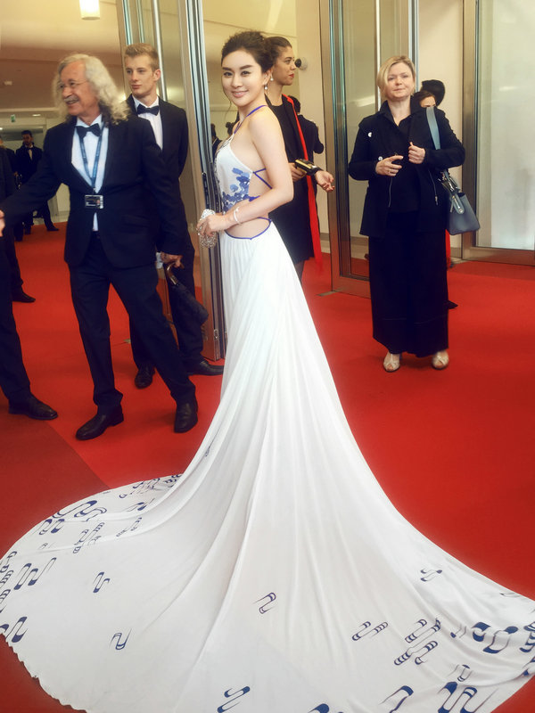 刘思颖身穿"妙舞飞天"闪耀戛纳 中国风大秀东方魅力