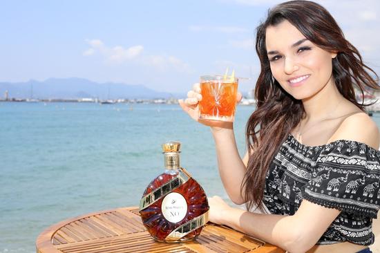 人头马"才华圈"再添新成员萨曼莎·巴克斯 多样才华"活出不止一生"