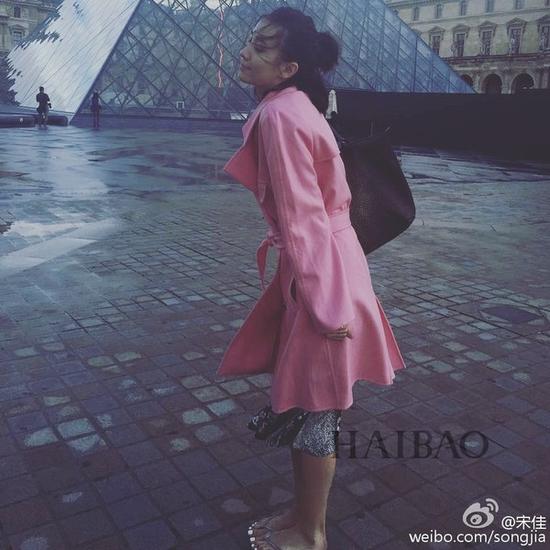 时装 明星穿搭 > 正文    过夏天怎么能没有一双人字拖!