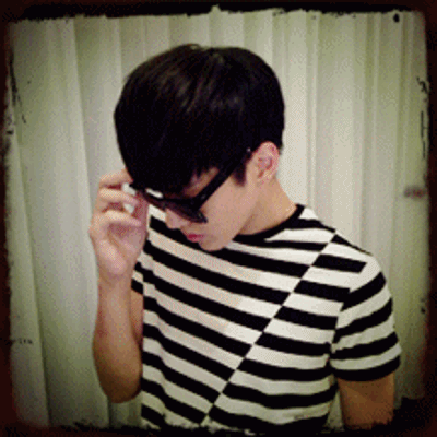 吴亦凡穿条纹衫撩妹根本停不下来