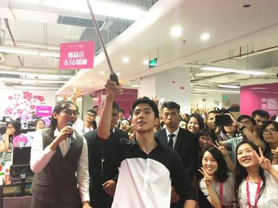 国民初恋刘昊然空降唯品会总部与粉丝上演初恋的味道