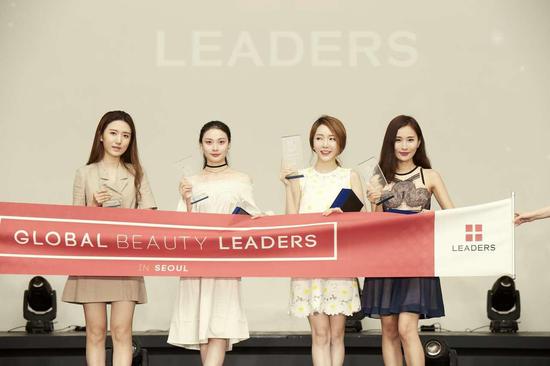 韩国最红mamamoo女团中国直播首秀不惧腿伤坐唱全场