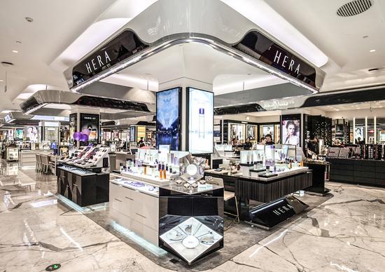这样的设计向所有前来hera赫妍专柜的顾客直观地传达seoulista的风采