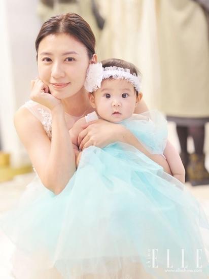 贾静雯女儿咘咘一岁了 我只羡慕她有个最美干妈团|贾静雯|高圆圆