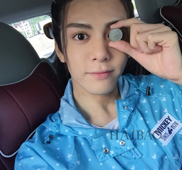 曾舜晞微博晒"一元硬币眼"